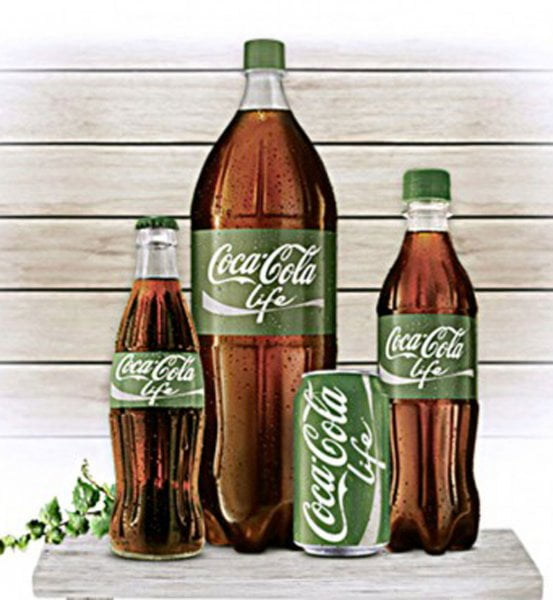 Les packagings Coca-Cola Life revêtus du logo vert.